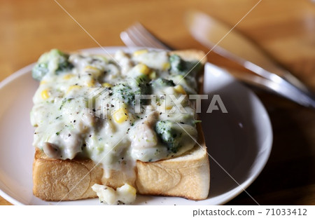 Chicken and broccoli with white sauce toast arrangement 71033412