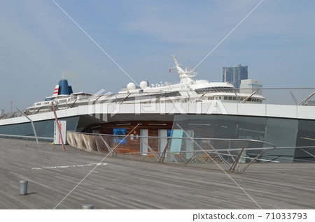 Yokohama Port, Wood Deck of Osanbashi and Passenger Ship 71033793