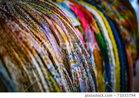 Overlapping paper cranes 71033794