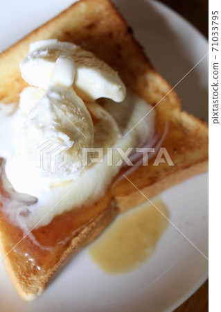 Maple butter toast topped with vanilla ice cream 71033795