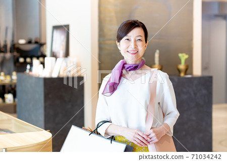中年婦女,購物,購物合作:g禮物和生活方式 中年婦女,購物,購物合作:g禮物和生活方式 71034242