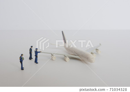 A miniature police officer monitoring a super-large aircraft 71034328