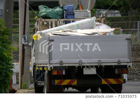 裝有建築材料的平闆卡車 71035073