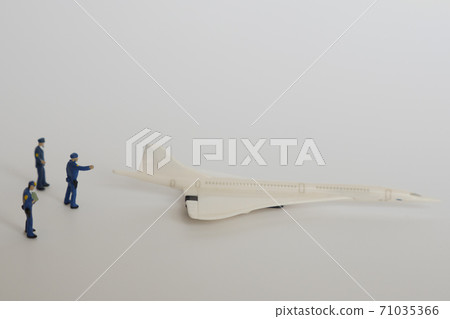 微型警察看著協和飛機 微型警察看著協和飛機 71035366