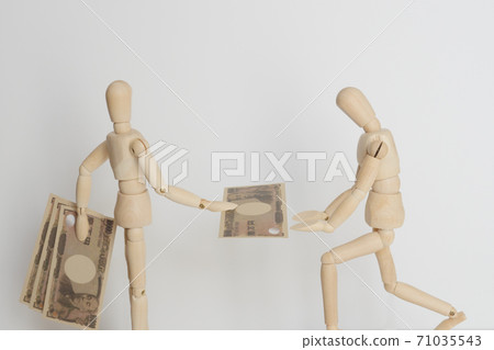 一個小人的玩偶要賺錢，一個人鞠躬接受 71035543