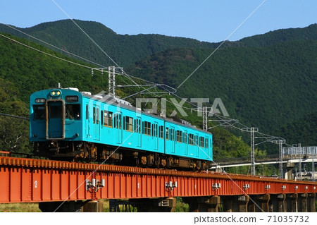 橫跨日置河鐵橋的105系列SW009地層 橫跨日置河鐵橋的105系列SW009地層 71035732