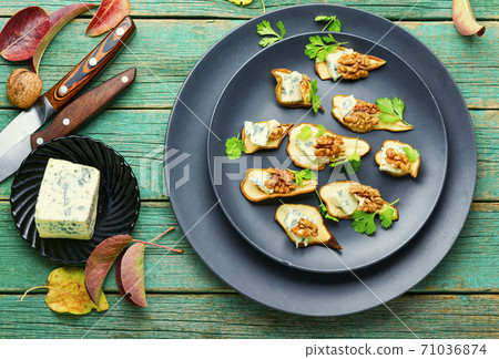 Blue cheese with dried pears and walnuts Blue cheese with dried pears and walnuts 71036874
