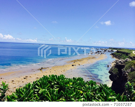 The beautiful sea of Miyakojima in southern Okinawa 71037287