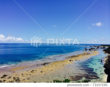 The beautiful sea of Miyakojima in tropical Okinawa Prefecture The beautiful sea of Miyakojima in tropical Okinawa Prefecture 71037290