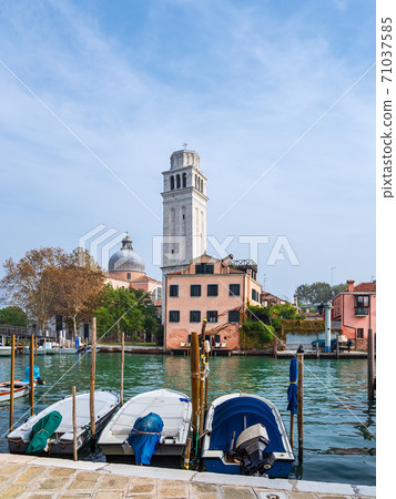 Historical buildings in the city Venice, Italy 71037585