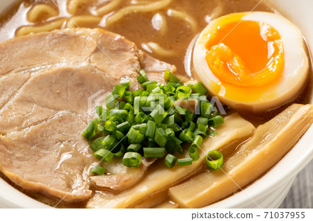 豬骨醬油拉麵 成分是木炭 煮雞蛋 豆漿和大蔥 照片素材 圖片 圖庫