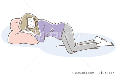 一個感到不適並躺下的女人 71038557
