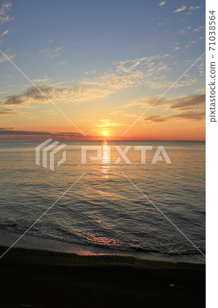 日本海的日落（北海道小平町） 71038564
