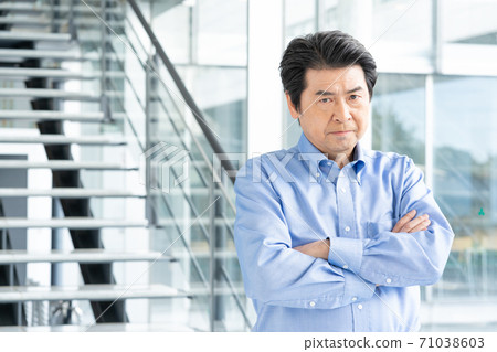 Portrait of a senior man glaring in the office lobby 71038603
