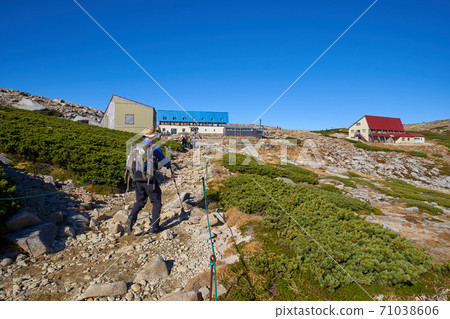 View the direction of Nakadake and mountain lodge from Nokoshi Jodo of Mt. Komagatake in autumn in Nagano Prefecture 71038606
