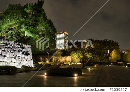 和田倉噴泉公園的石垣在晚上 71039227