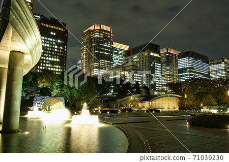 東京噴泉公園和夜間的摩天大樓 東京噴泉公園和夜間的摩天大樓 71039230