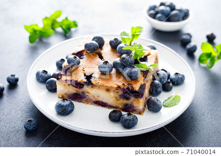 Blueberry and pear pie with fresh berries 71040014