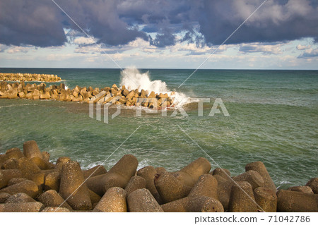 Nyuzen Town, Toyama Prefecture, on the coast of Toyama Bay on an autumn morning 71042786