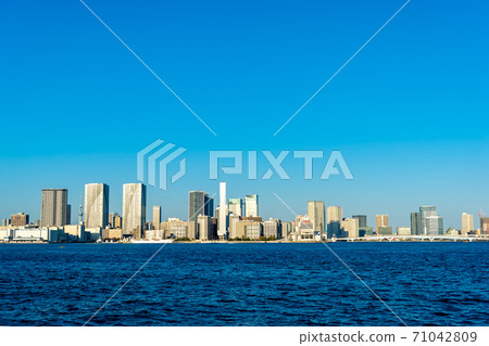 Tokyo cityscape seen from Shibaura Wharf, Minato-ku, Tokyo Tokyo cityscape seen from Shibaura Wharf, Minato-ku, Tokyo 71042809