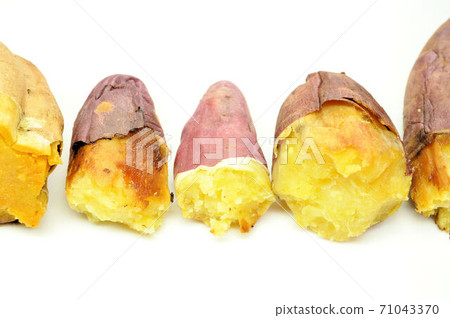 Comparison of eating baked sweet potatoes Comparison of eating baked sweet potatoes 71043370