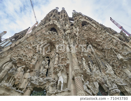 Spanish Sagrada Familia 71043780