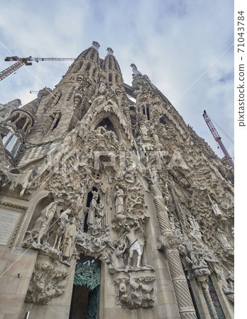 Spanish Sagrada Familia 71043784