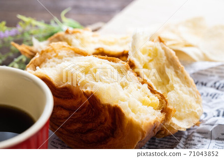 Bread and coffee breakfast Bread and coffee breakfast 71043852