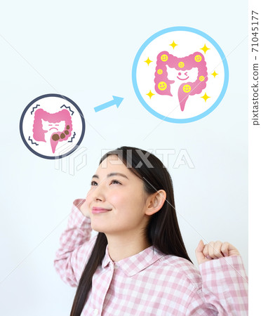 一個女人在便秘的睡衣的圖像解決 71045177