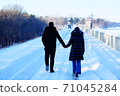 一對手拉手走在哈爾濱冰凍的積雪的路上 71045284