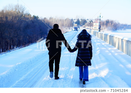 一對手拉手走在哈爾濱冰凍的積雪的路上 一對手拉手走在哈爾濱冰凍的積雪的路上 71045284