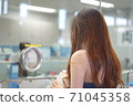 一個女人在成田機場買票 71045358
