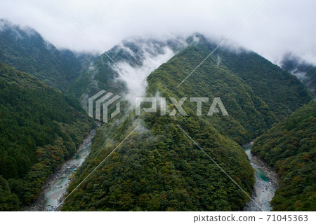 有霧的日野形山谷 有霧的日野形山谷 71045363