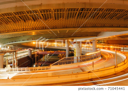 呈螺旋狀循環的黑川交匯處的長時間曝光照片 71045441