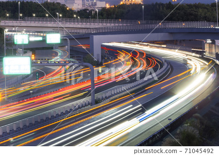 夜間通過四日市交界處的汽車的光跡 71045492