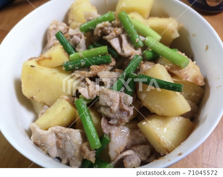 Stir-fried garlic sprouts and potatoes 71045572