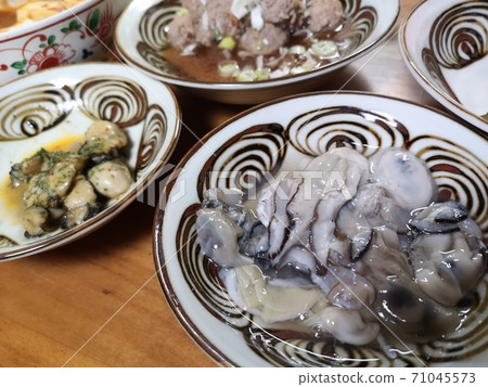 Grilled oyster vinegar and oyster butter Grilled oyster vinegar and oyster butter 71045573