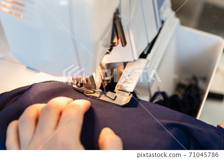 tailor overcasting the edge of fabric on serger tailor overcasting the edge of fabric on serger 71045786