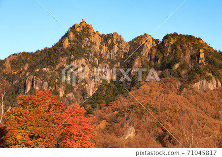 Superb view of autumn leaves seen from Mizugakiyama Natural Park Superb view of autumn leaves seen from Mizugakiyama Natural Park 71045817