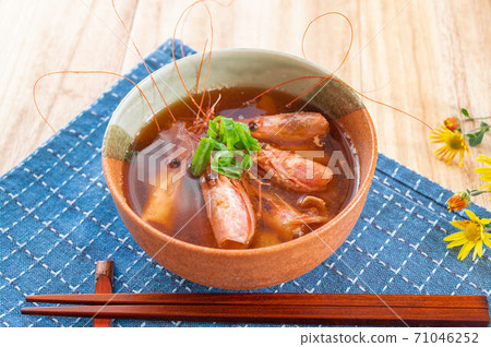 Pink shrimp head miso soup 71046252