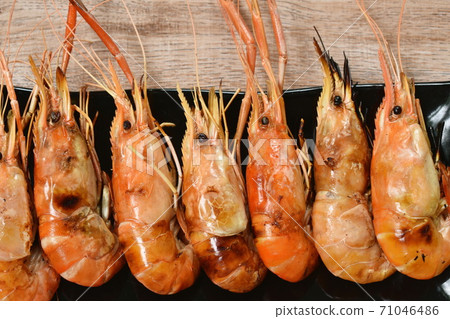 grilled river shrimp arranging on plate dipping spicy sauce 71046486