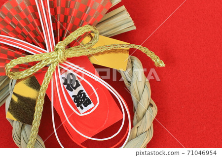 Squeeze and red background 71046954
