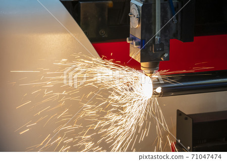 The fiber laser cutting machine cutting the stainless steel tube . 71047474