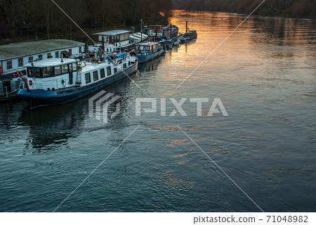 Many boats that are parked on the Thames Many boats that are parked on the Thames 71048982