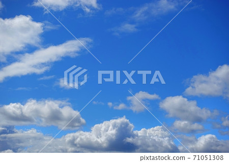 秋天的藍天，白雲 71051308