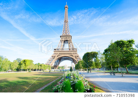eiffel tour and Paris cityscape 71055398