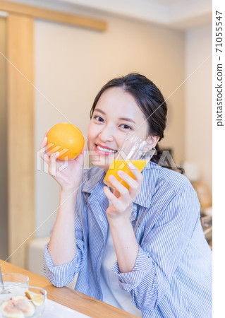 Young woman eating fruit 71055547