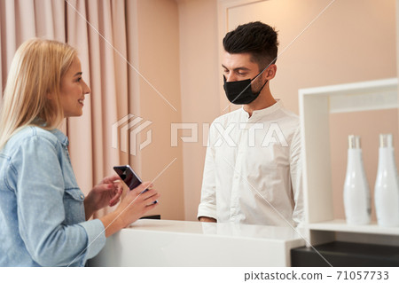 Man evaluating hairstyle the client wants 71057733