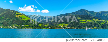 Lake Zell, German: Zeller See, and mountains on the backround. Zell am See, Austrian Alps, Austria 71058036