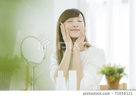 中年婦女的皮膚護理美容 71058121